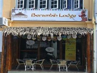 Berambih Lodge Kuching Ngoại thất bức ảnh